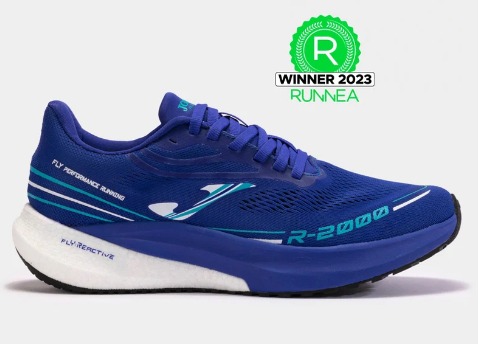 Blue running shoe with 'Winner 2023 Runnea' badge on a white background